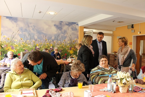MdL Baumgrtner sprach im Senioren- und Pflegeheim Lucas-Cranach-Haus mit den Experten vor Ort ber die Mglichkeiten zum Brokratieabbau in der Pflege. 