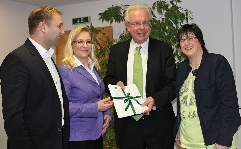 Ein Paket mit rund 2.200 Unterschriften fr ein Real-Gymnasium im nrdlichen Landkreis berreichten die Mtter Astrid Vetter (r.) und Angela Wiegand dem CSU-Fraktionsvorsitzenden Thomas Kreuzer und MdL Jrgen Baumgrtner