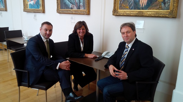 Im Münchner Landtag trafen sich Jürgen Baumgärtner, Ilse Aigner und Klaus Löffler wegen der Rennsteigmesse Bildquelle: CSU-Fraktion Im Münchner Landtag trafen sich Jürgen Baumgärtner, Ilse Aigner und Klaus Löffler wegen der Rennsteigmesse Bildquelle: CSU-Fraktion