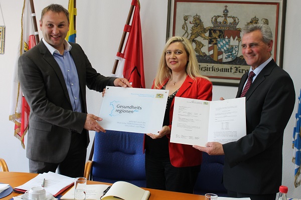 Gesundheitsministerin Melanie Huml bergab den Frderbescheid an Jrgen Baumgrtner, MdL (links) und Landrat Oswald Marr (rechts) Bildquelle: Ina-Marlene Schnetzer