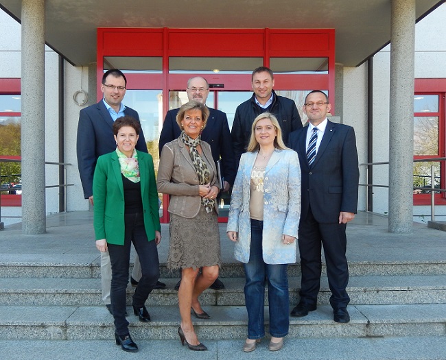 vorne v.li.: MdL Gudrun Brendel-Fischer, Bereichsleiterin Sabine Kratochwil, Staatsministerin Melanie Huml, hinten: MdL Martin Schffel, MdL Jrgen W. Heike, MdL Jrgen Baumgrtner sowie Bereichsleiter Erhard Strhl (Bildquelle: ffentlichkeitsarbeit)