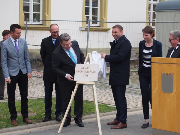 Brgermeister Andreas Hgerich, Landrat Christian Meiner, Justizminister Winfried Bausback und Jrgen Baumgrtner, MdL, Emmi Zeulner, MdB (von links) sowie Oberlandesgerichtsprsident Clemens Lckemann enthllten die neue Inschrift.  Bildquelle: privat