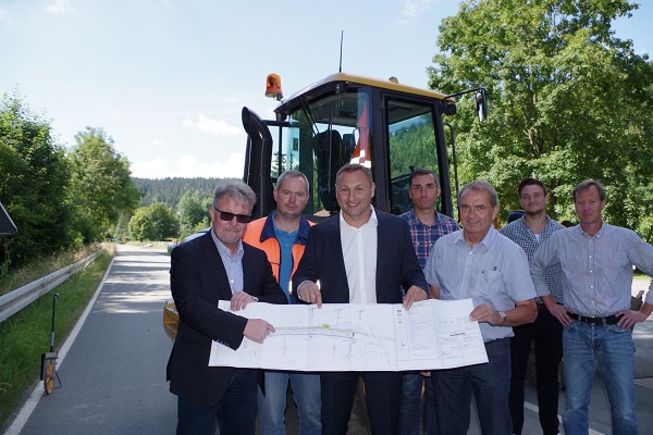 Baudirektor Uwe Zeuschel, Bauleiter Sebastian Ullrich, Jrgen Baumgrtner, MdL, Bauleiter Udo Madewitz und sein Chef Thomas Kleylein (beide Bro HTS), Projektleiter Straenbauamt Andre Karl und Sachgebietsleiter Straenbauamt Ralf Holzheimer vor Ort.