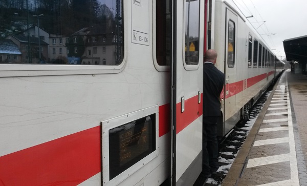 Der Intercity hlt in Kronach. Damit ist der Einstieg in die Fernverkehrsanbindung geschafft.